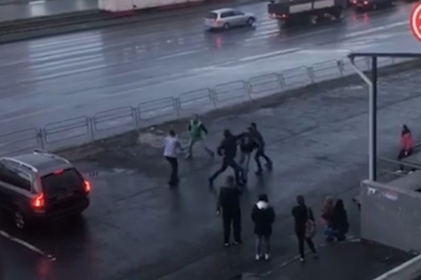 За дракой наблюдало множество очевидцев, среди них были и дети За дракой наблюдало множество очевидцев, среди них были и дети