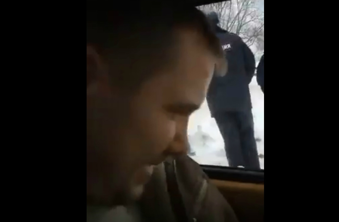 Правозащитник снял на видео момент своего задержания Правозащитник снял на видео момент своего задержания