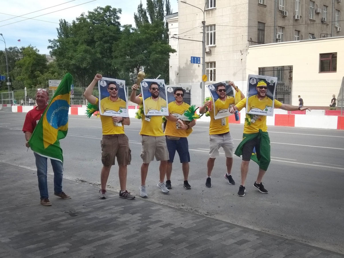 А эти бразильские фанаты буквально вмонтировали себя в плакаты игроков сборной