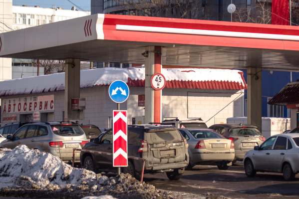 Стоимость литра бензина уже давно перевалила за 40 рублей Стоимость литра бензина уже давно перевалила за 40 рублей