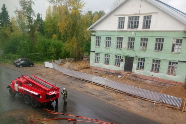 Тревогу в школе вначале назвали учебной, но сейчас здание всерьёз исследуют на наличие взрывчатки Тревогу в школе вначале назвали учебной, но сейчас здание всерьёз исследуют на наличие взрывчатки