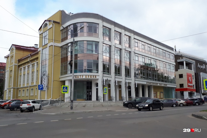 В обновлённом здании труппа отработала один сезон В обновлённом здании труппа отработала один сезон
