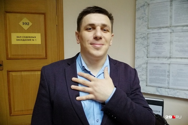 Услышав дату следующего заседания — 3 сентября, Боровиков пошутил, что «включит Шуфутинского, перевернёт календарь и пойдёт на суд» Услышав дату следующего заседания — 3 сентября, Боровиков пошутил, что «включит Шуфутинского, перевернёт календарь и пойдёт на суд»