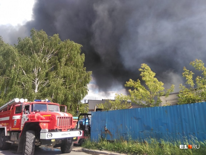 Обвалилась крыша, были слышны взрывы: всё о крупном пожаре в промзоне в Заречном