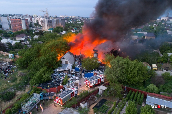 Огонь полыхал около четырёх часов Огонь полыхал около четырёх часов