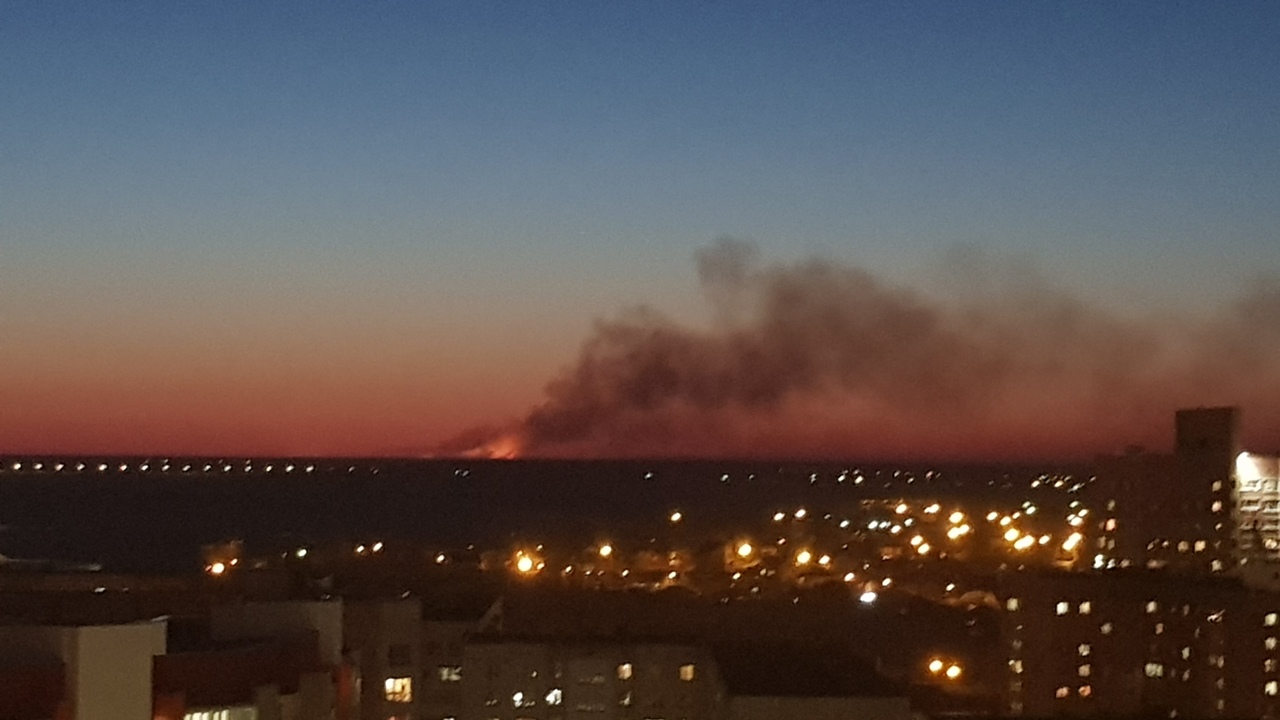 Видный километры. Зарево над Тюменью. Горят поля Тюмень. Горит трава в Тюмени. Тюмень Кулаково 11 января пожар.