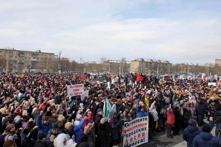 Высказаться против строительства ГОКа пришли больше тысячи горожан Высказаться против строительства ГОКа пришли больше тысячи горожан