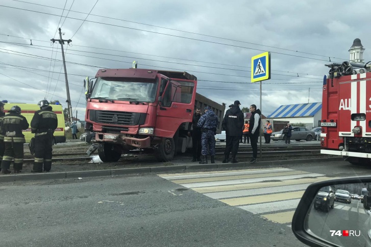 ДТП произошло на остановке «Тепличная» на проспекте Победы ДТП произошло на остановке «Тепличная» на проспекте Победы