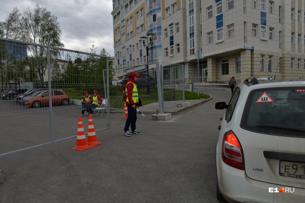 Волонтеры объясняют автомобилистам, что парковаться здесь нельзя Волонтеры объясняют автомобилистам, что парковаться здесь нельзя