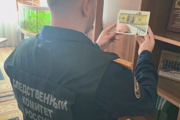 Следователи осмотрели в кабинете железнодорожника каждый угол Следователи осмотрели в кабинете железнодорожника каждый угол