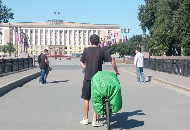 Сейчас парень думает остаться в Санкт-Петербурге Сейчас парень думает остаться в Санкт-Петербурге
