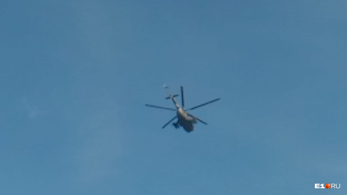 Вертолеты над минском сегодня. Военный вертолет над Омском. Вертолет над Искитимом 2022. Вертолет кружит над Волоконовкой. Красно белый вертолет над Екатеринбургом.
