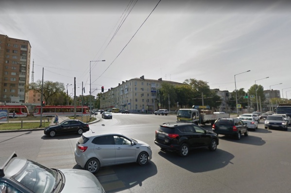 В часы пик на перекрестке всегда формируется пробка В часы пик на перекрестке всегда формируется пробка 