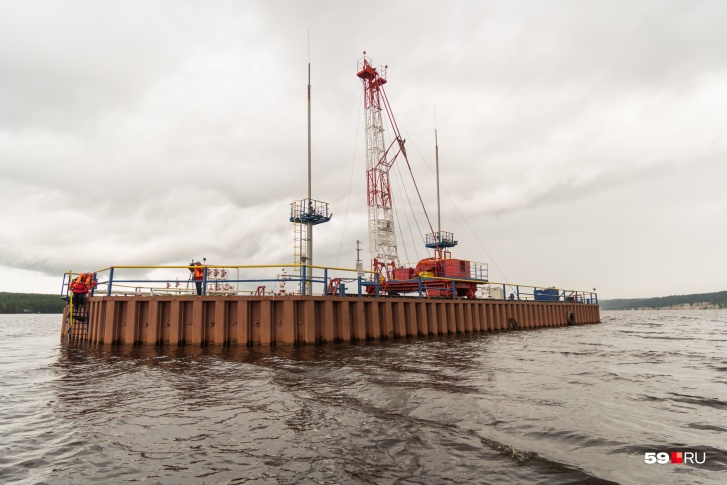 В Полазне нефть добывают на этом небольшом острове, который называется «банка» В Полазне нефть добывают на этом небольшом острове, который называется «банка»