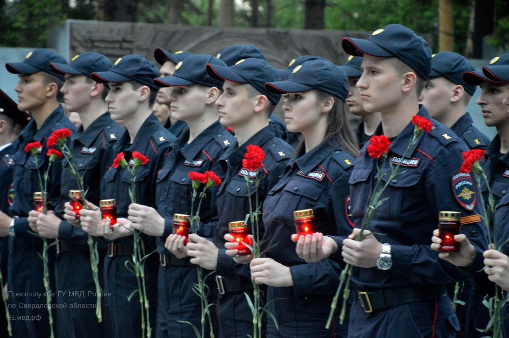 День памяти полицейских. Полиция памяти. Курсантка зажигает. Курсанты и уголь. Памяти курсантских и иных лет посвящается.