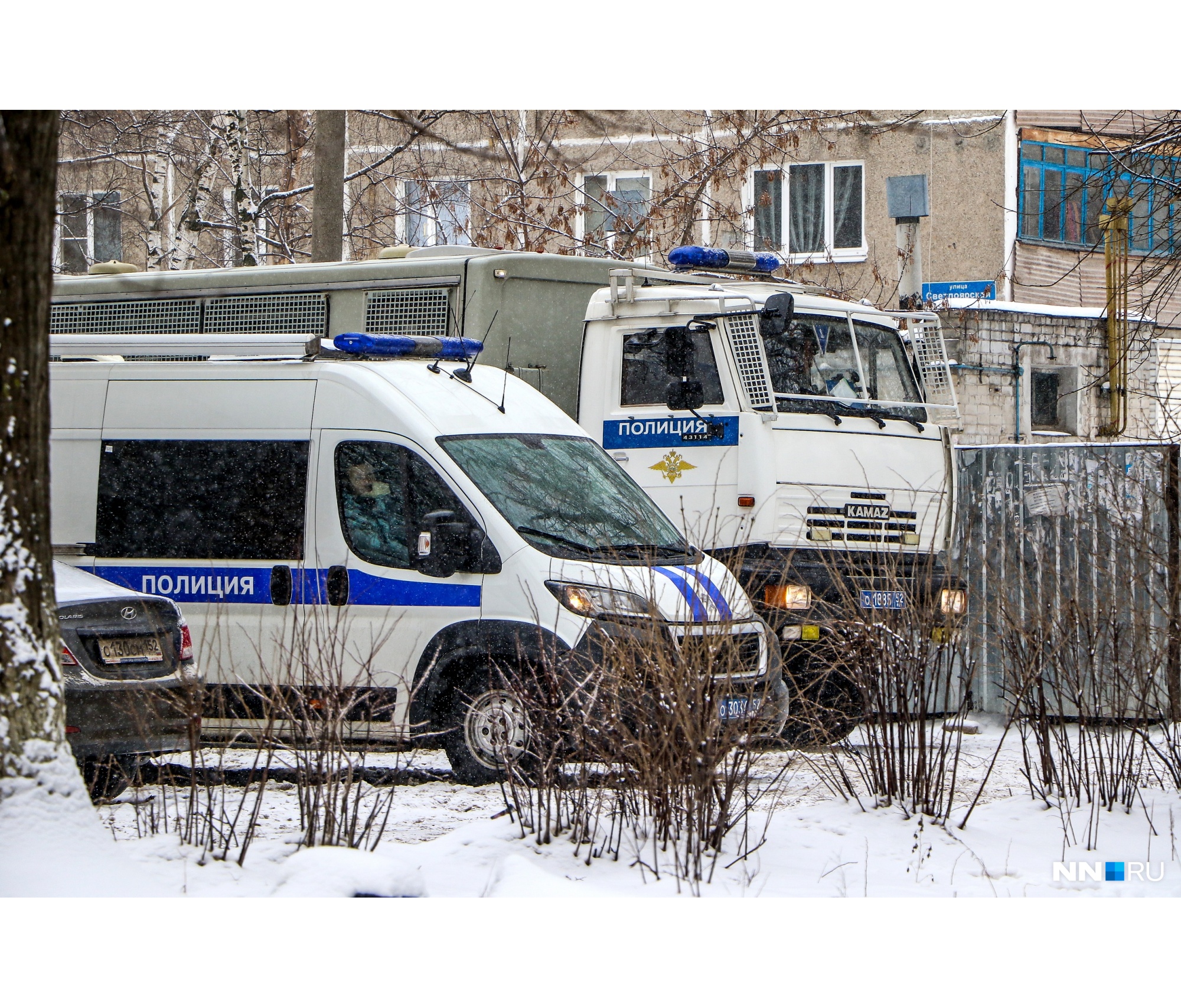 К дому подозреваемого приехало множество машин полиции и других ведомств К дому подозреваемого приехало множество машин полиции и других ведомств 
