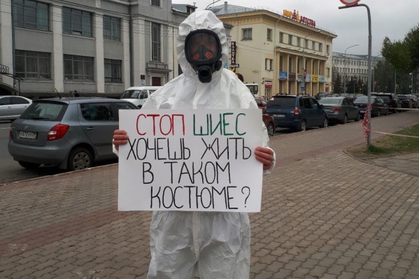 Владимир Григорьев закрыл лицо во время пикета — полицейские посчитали это нарушением Владимир Григорьев закрыл лицо во время пикета — полицейские посчитали это нарушением
