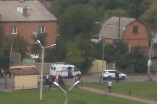 Девочку увезла карета скорой помощи Девочку увезла карета скорой помощи