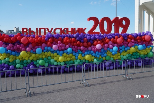 Праздник начался на площади у Театра-Театра Праздник начался на площади у Театра-Театра