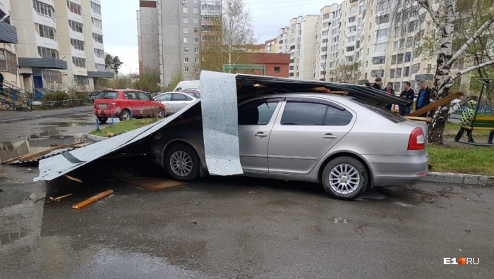 Во время последнего урагана строительный забор снесло на машину Во время последнего урагана строительный забор снесло на машину