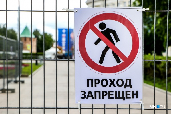 Кругом знаки, запрещающие ступать ногам пешехода Кругом знаки, запрещающие ступать ногам пешехода 