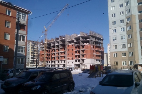 Стройка забуксовала на уровне восьмого этажа Стройка забуксовала на уровне восьмого этажа