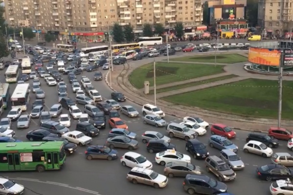 Коллапс спровоцировала маршрутка Коллапс спровоцировала маршрутка