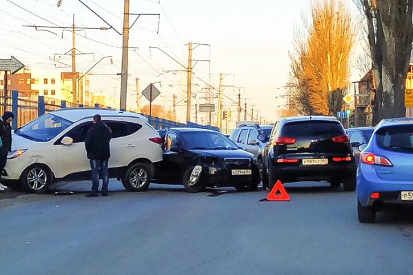 Автомобили перекрыли проезжую часть Автомобили перекрыли проезжую часть 