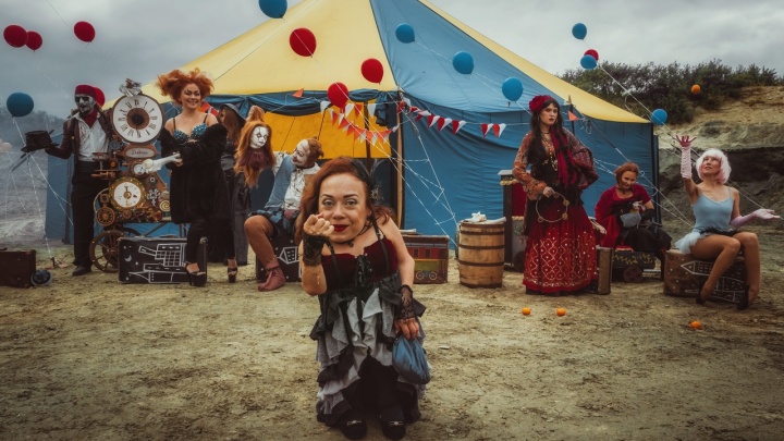 Цирк уже не тот: в песках Берёзовского устроили фотосессию в стиле «Американской истории ужасов»