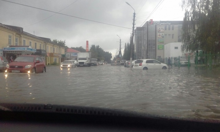 Потоп в центре Искитима днём 18 июля Потоп в центре Искитима днём 18 июля