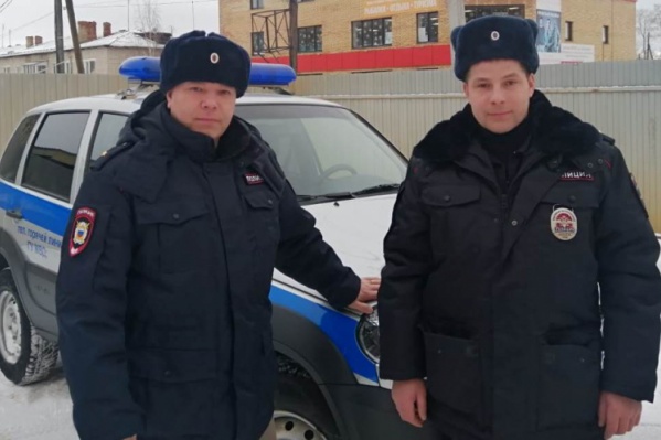 Степан Вожаков и Сергей Гилёв переложили к себе в машину пациентку перевернувшейся скорой и довезли ее до больницы Степан Вожаков и Сергей Гилёв переложили к себе в машину пациентку перевернувшейся скорой и довезли ее до больницы