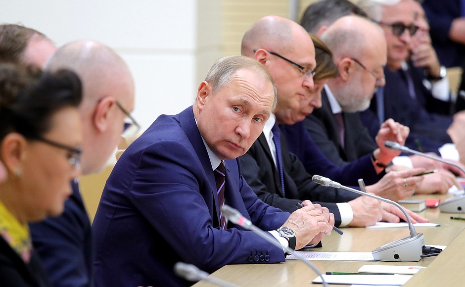 Владимир Путин ответил на вопросы членов рабочей группы по подготовке предложений о внесении поправок в Конституцию РФ. На заднем фоне — свердловский депутат Павел Крашенинников Владимир Путин ответил на вопросы членов рабочей группы по подготовке предложений о внесении поправок в Конституцию РФ. На заднем фоне — свердловский депутат Павел Крашенинников