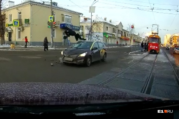 От мощного удара легковушки человека подбросило над автомобилем От мощного удара легковушки человека подбросило над автомобилем