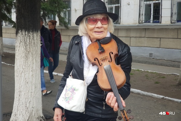 Татьяна Зайчатникова всегда выходит к своим слушателям с улыбкой Татьяна Зайчатникова всегда выходит к своим слушателям с улыбкой