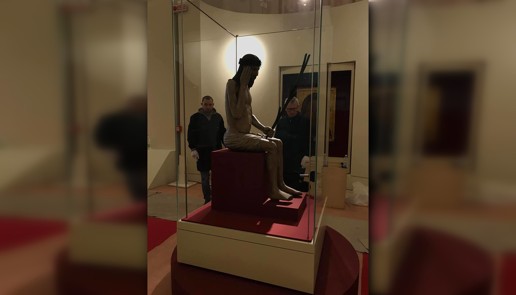 Ракурс с нимбом увидела реставратор во время монтажа и запечатлела на снимке Ракурс с нимбом увидела реставратор во время монтажа и запечатлела на снимке