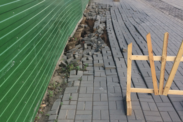 Обвал тротуара на ул. Большевистской. Фото сделано 4 июля Обвал тротуара на ул. Большевистской. Фото сделано 4 июля 