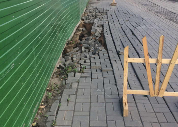 Обвал тротуара на ул. Большевистской. Фото сделано 4 июля Обвал тротуара на ул. Большевистской. Фото сделано 4 июля