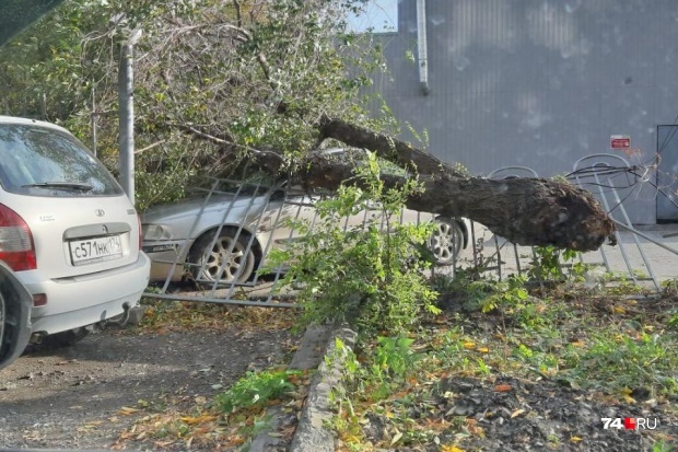 Недавний ураган в Челябинске принес много разрушений
