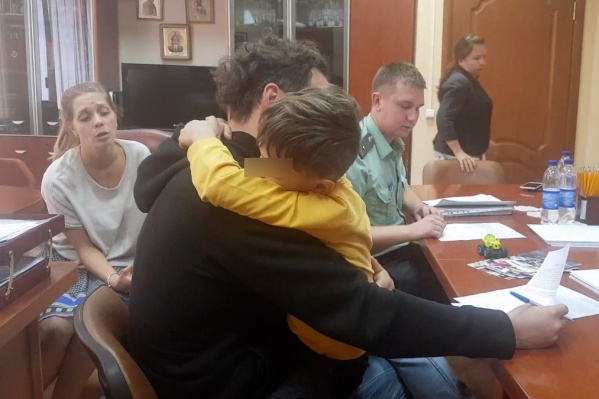 Мальчик замыкается, когда его спрашивают о маме Мальчик замыкается, когда его спрашивают о маме