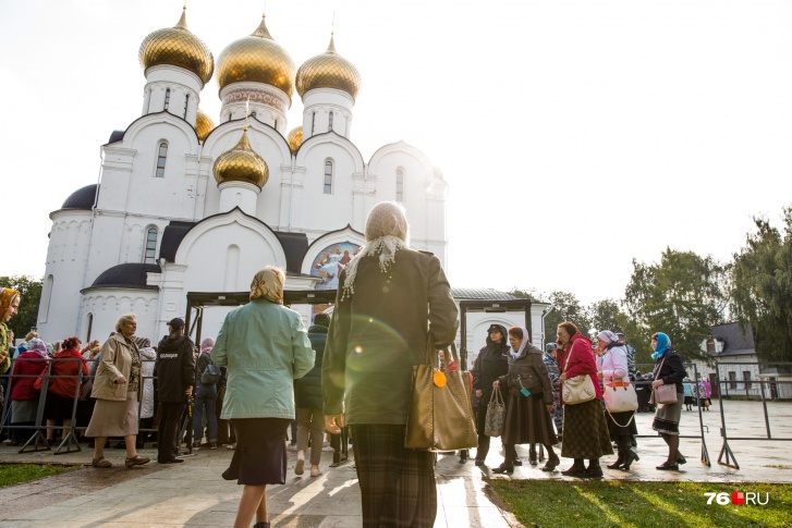 Чтобы прикоснуться к мощам, нужно пробраться сквозь толпу Чтобы прикоснуться к мощам, нужно пробраться сквозь толпу