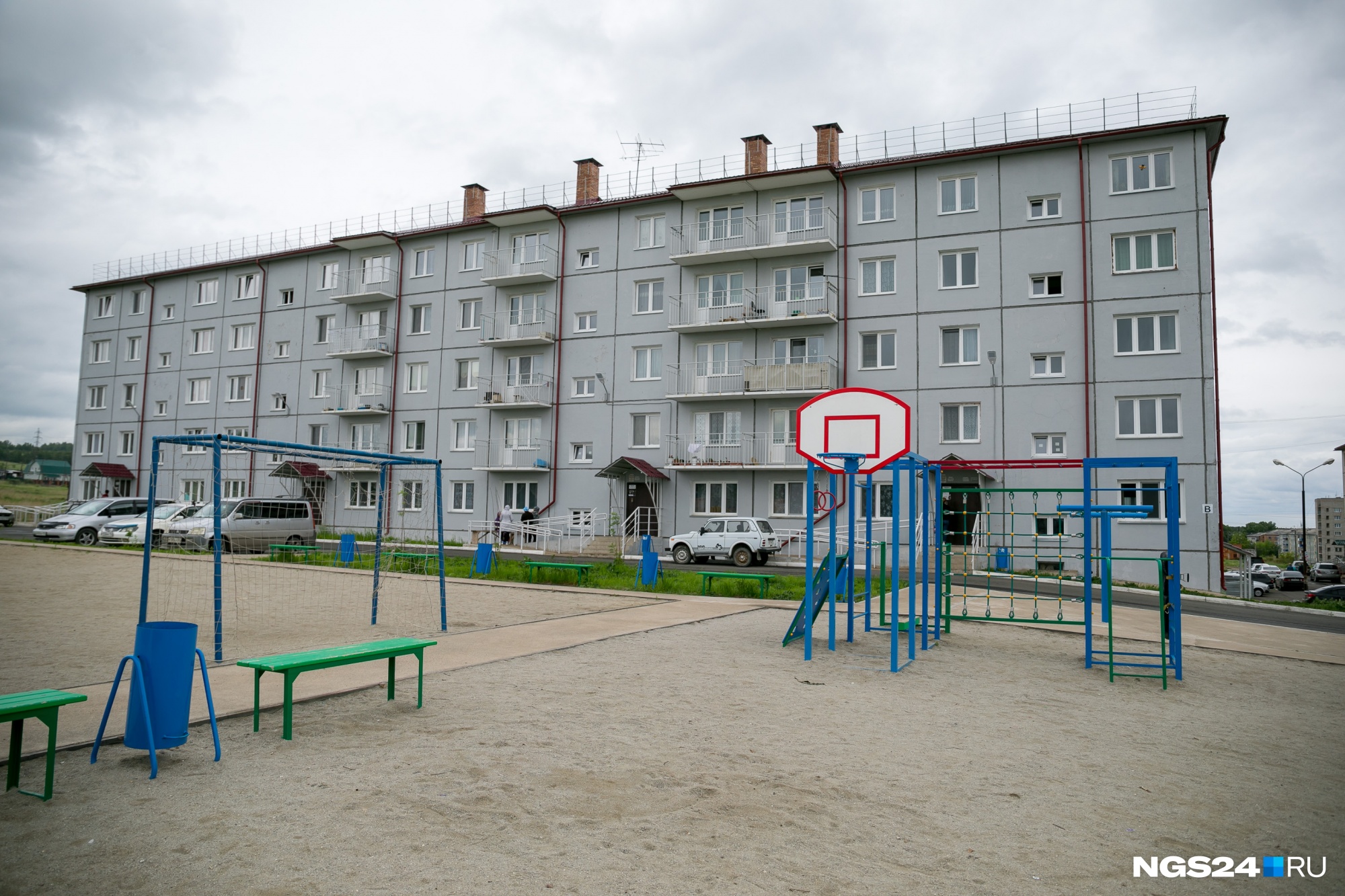 Окна дома со стороны подъездов как раз выходят на место новых пожаров Окна дома со стороны подъездов как раз выходят на место новых пожаров