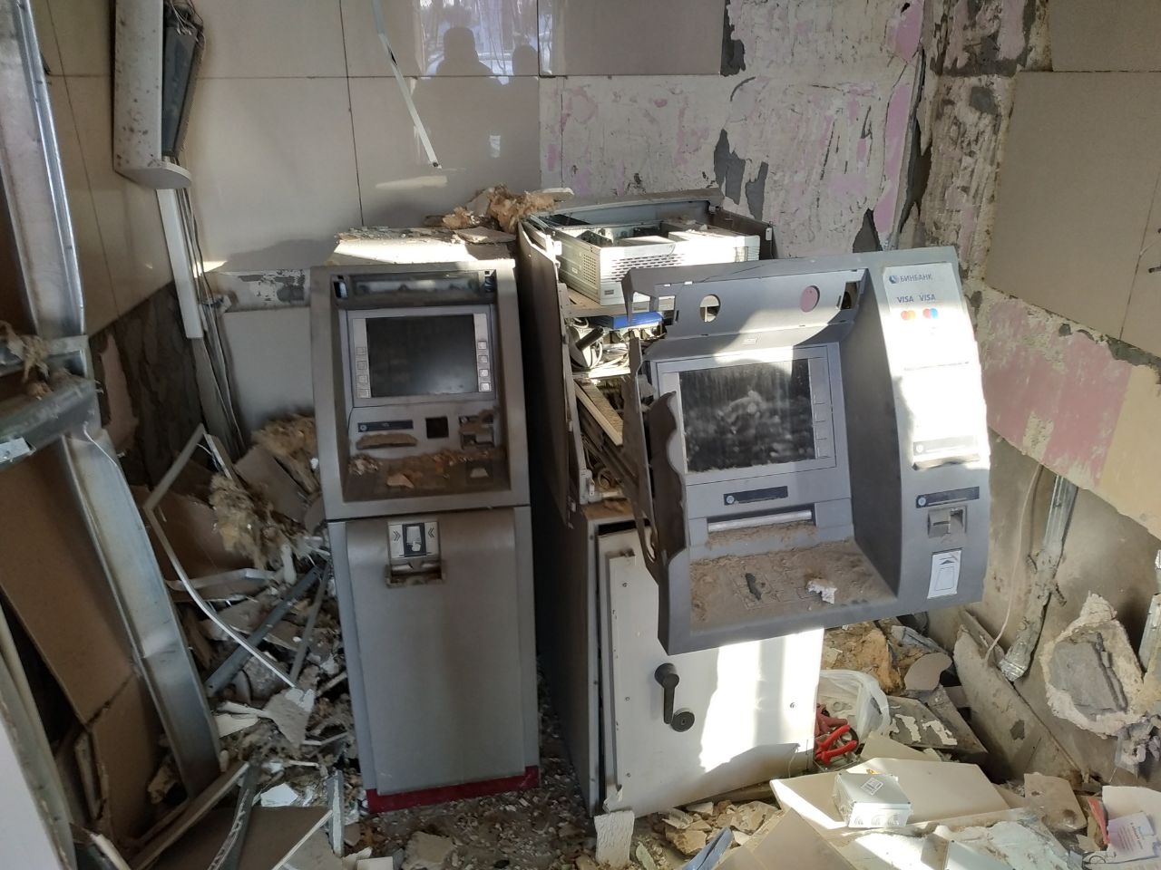 Взрывом повредило не только банкоматы, но и помещение, где они находятся Взрывом повредило не только банкоматы, но и помещение, где они находятся