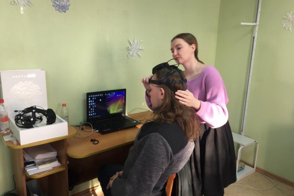 Нейрогарнитура с электродами просто надевается на голову пациенту Нейрогарнитура с электродами просто надевается на голову пациенту