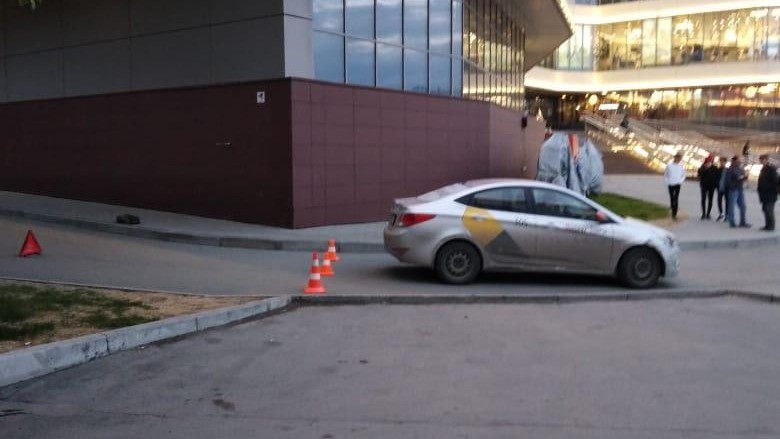 ДТП случилось возле здания торгового центра «Апельсин» напротив железнодорожного вокзала «Новосибирск-Главный»