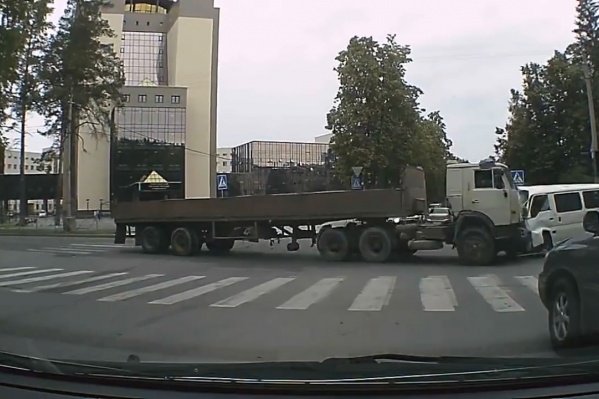 29 июня 2016 года возле НГУ КамАЗ сбил 11-летнего мальчика; дело, несмотря на свидетелей и видео с регистратора, не завершено до сих пор 29 июня 2016 года возле НГУ КамАЗ сбил 11-летнего мальчика; дело, несмотря на свидетелей и видео с регистратора, не завершено до сих пор