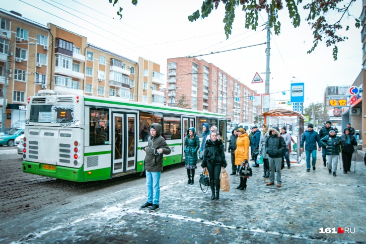 Ростовчане подолгу стоят на остановках в ожидании нужного транспорта