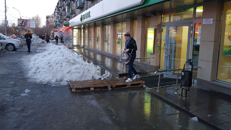 Некоторые организации постелили палеты, чтобы посетители не пачкали обувь Некоторые организации постелили палеты, чтобы посетители не пачкали обувь
