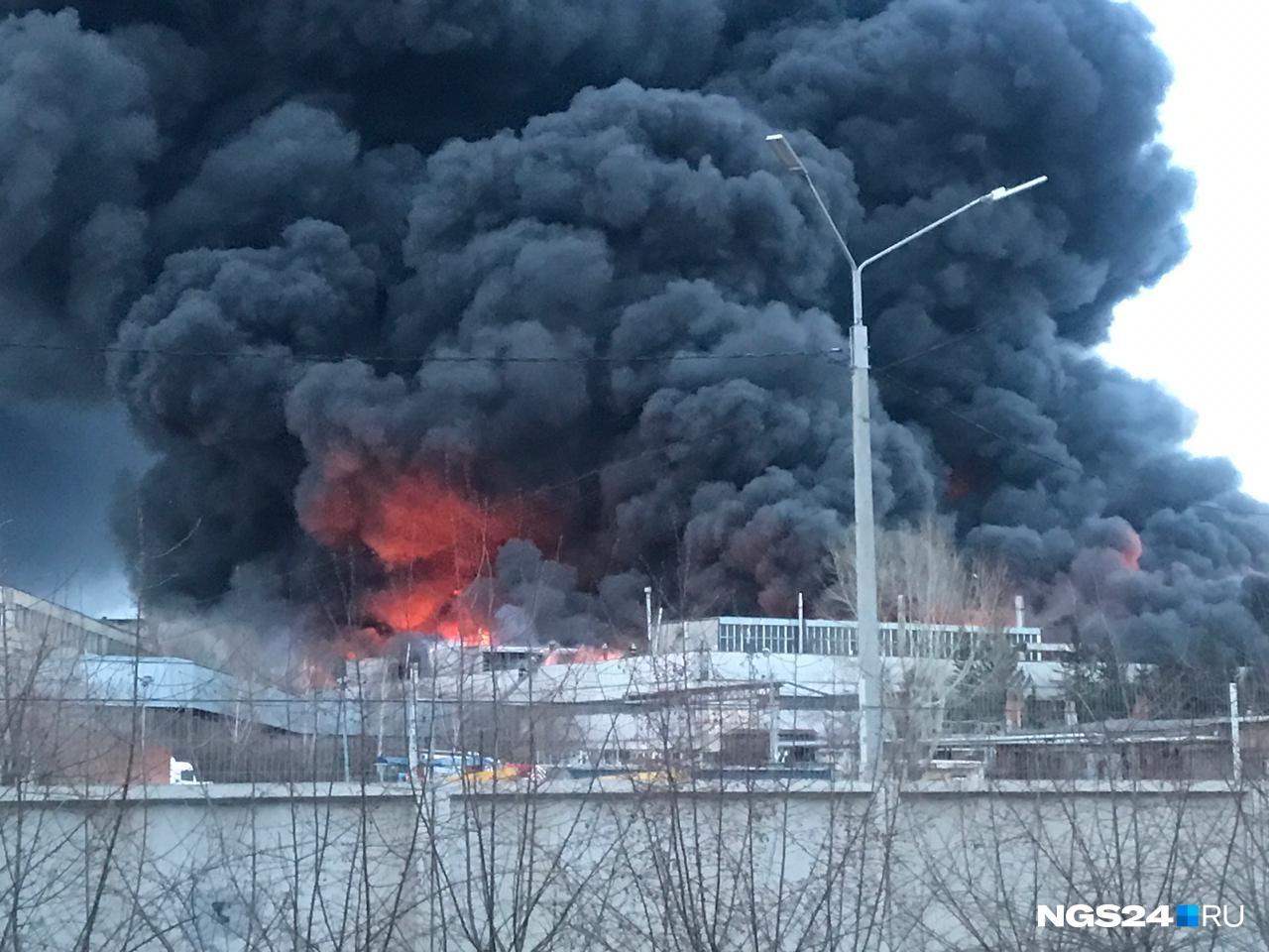 Сегодня горел завод. Пожар на Красмаше в Красноярске. Пожар на заводе Бирюса Красноярск. Горел Красмаш Красноярск. Пожар на ракетном заводе в Красноярске.