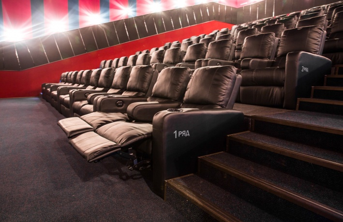 Кресла-диваны — в каждом из 7 кинозалов