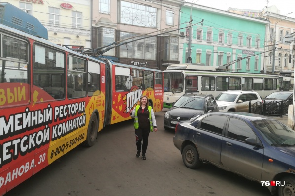 Троллейбусы встали из-за автохама, припарковавшегося в Торговом переулке Троллейбусы встали из-за автохама, припарковавшегося в Торговом переулке